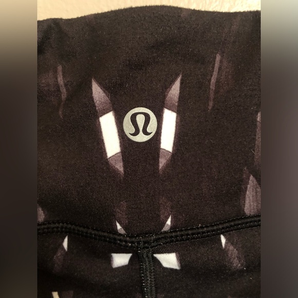 Lululemon black🖤🤍 and white marble pattern leggings - Picture 4 of 15